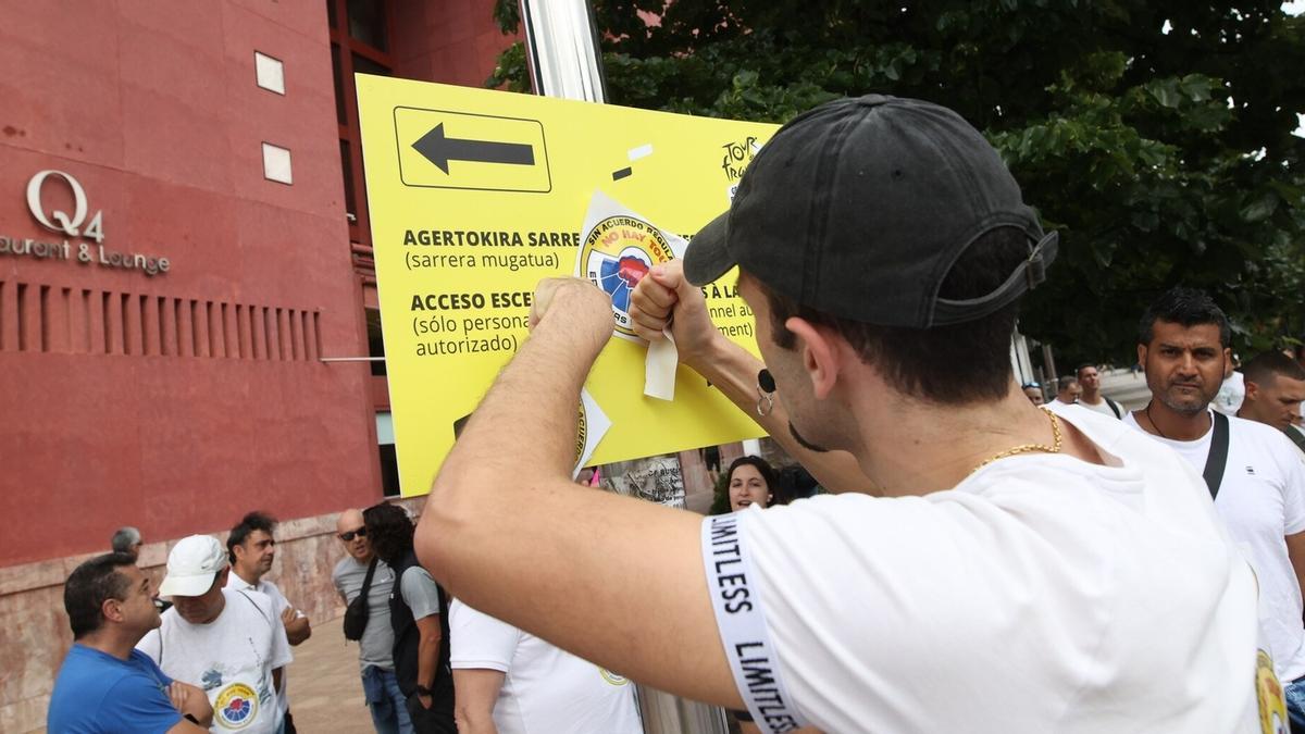 Un millar de agentes se manifestaron ayer en Bilbao con pancartas con fotos de altos cargos institucionales y pegatinas que llaman a boicotear el Tour.