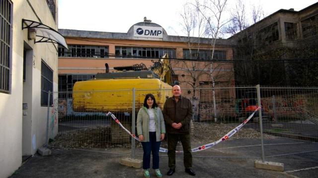 Maialen Gurrutxaga y Julián Aizpurua frente al pabellón que se va a demoler a partir del próximo lunes.