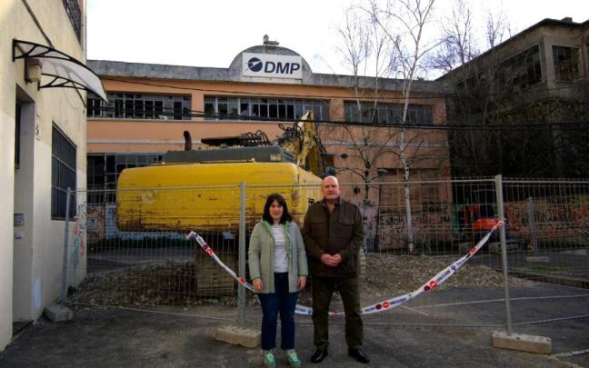 Maialen Gurrutxaga y Julián Aizpurua frente al pabellón que se va a demoler a partir del próximo lunes.