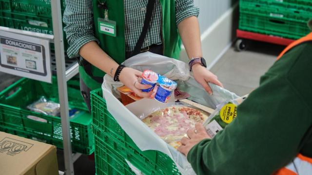 Empleados de Mercadona recogen alimentos para su donación.