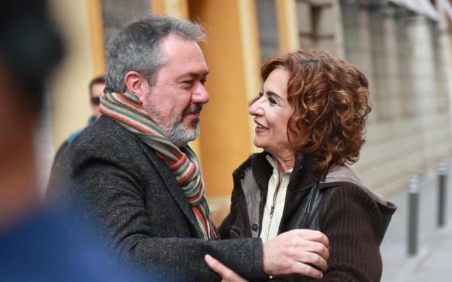 La nueva secretaria general del PSOE-A, María Jesús Montero, saluda al secretario general saliente, Juan Espadas.