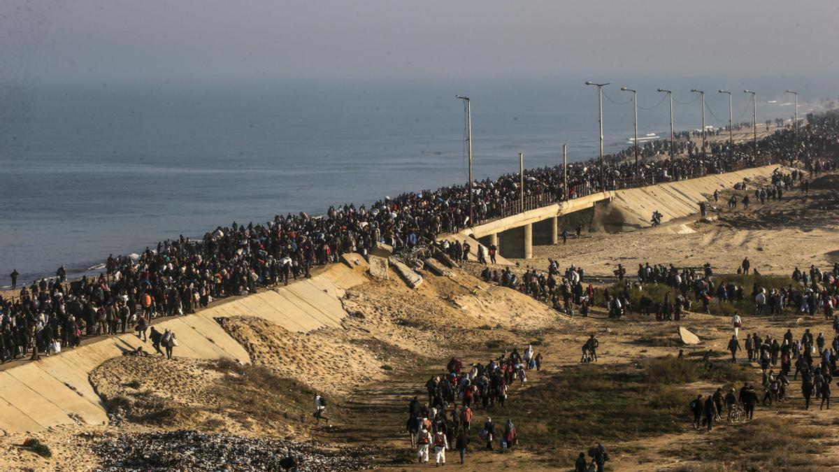 Miles de palestinos regresan al norte de Gaza en el marco del alto el fuego