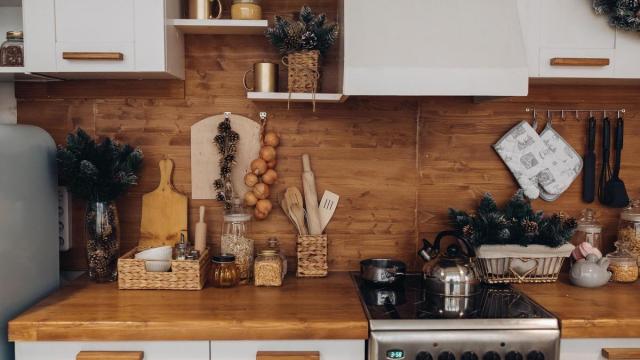 Utensilios de madera y de metal sobre la encimera de la cocina.