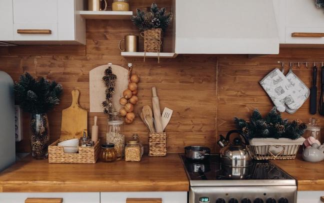 Utensilios de madera y de metal sobre la encimera de la cocina.