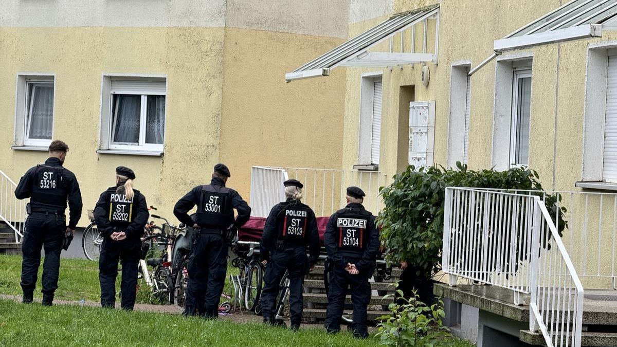 Agentes de la policía alemana en el exterior de la casa en el que se ha producido el suceso.