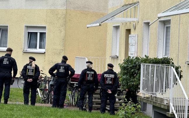 Agentes de la policía alemana en el exterior de la casa en el que se ha producido el suceso.