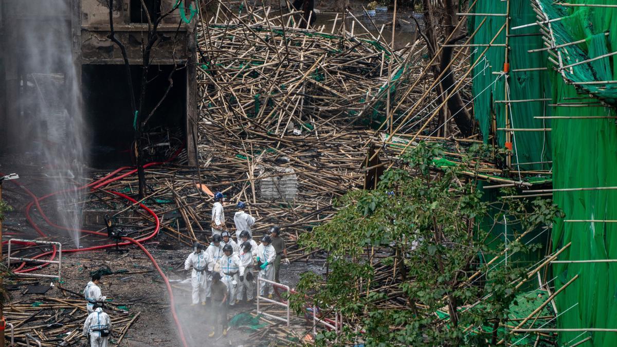 Labores de rescate en el incendio de Hong Kong.