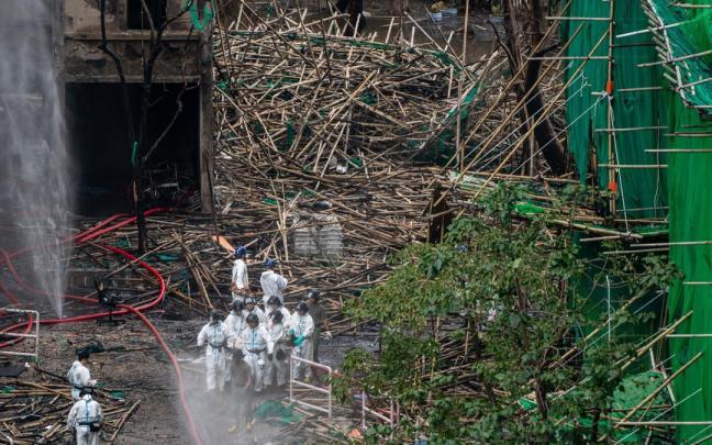 Labores de rescate en el incendio de Hong Kong.