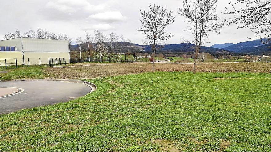Nueva zona verde surgida del relleno de tierra junto a Ikastola Etxaurren.