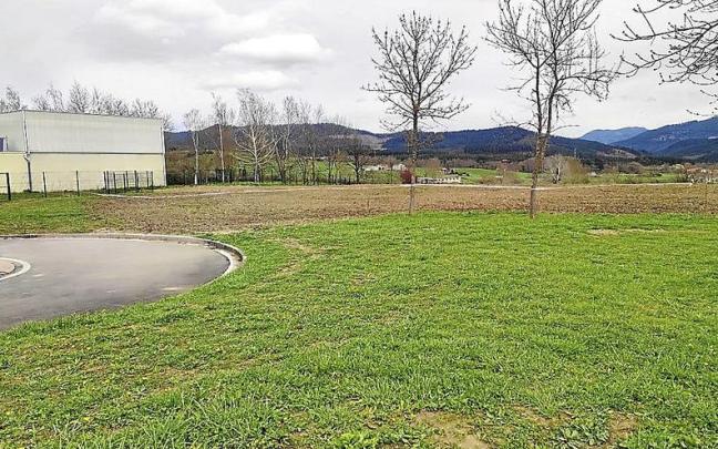 Nueva zona verde surgida del relleno de tierra junto a Ikastola Etxaurren. / Cedida Nueva zona verde surgida del relleno de tierra junto a Ikastola Etxaurren.