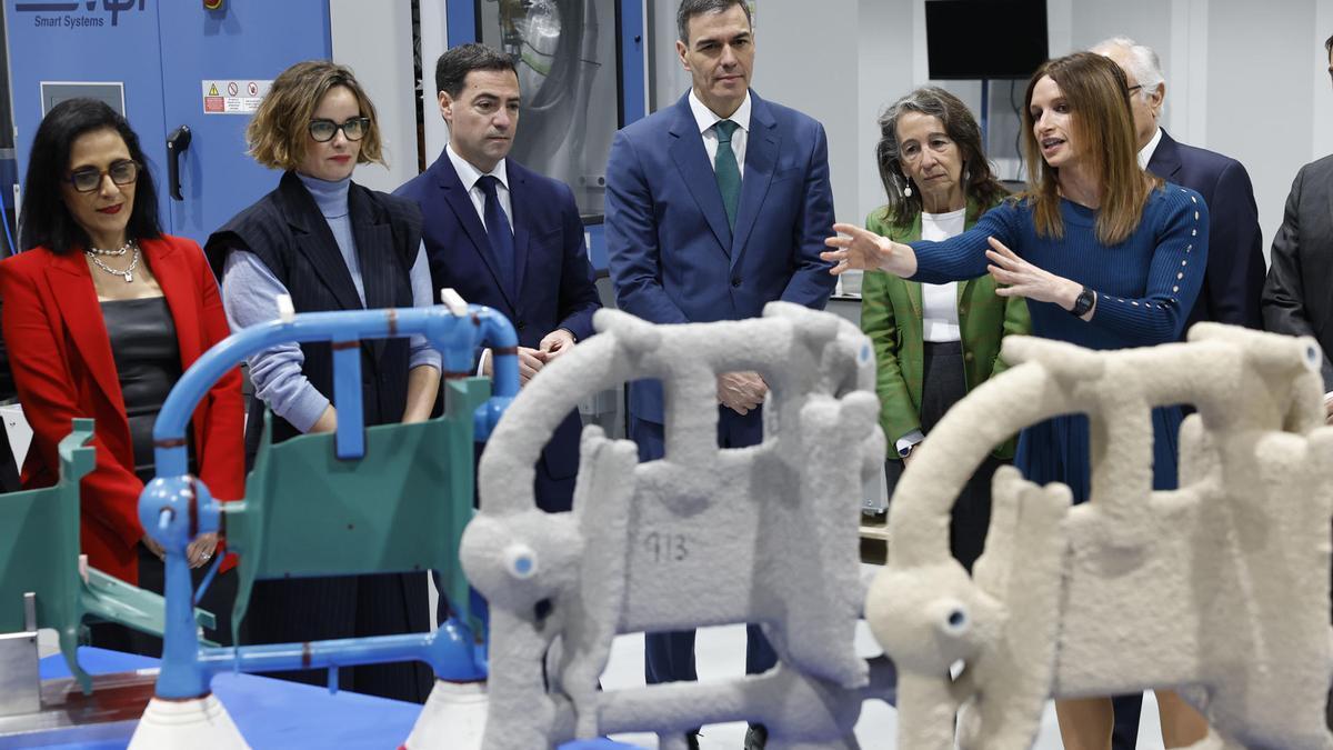 Imanol Pradales y Pedro Sánchez, junto al resto de autoridades, durante la visita a las nuevas instalaciones de ITP Aero.