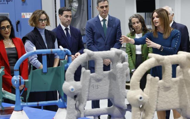 Imanol Pradales y Pedro Sánchez, junto al resto de autoridades, durante la visita a las nuevas instalaciones de ITP Aero.