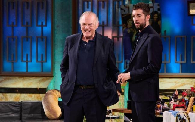 Pedro Piqueras junto a David Broncano en 'La Revuelta'