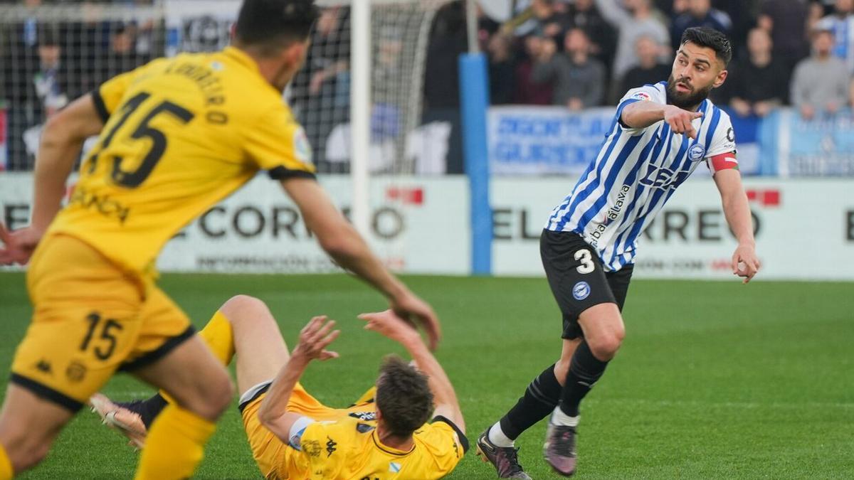 Rubén Duarte pide un pase durante el último choque entre el Alavés y el Lugo en Mendizorroza.