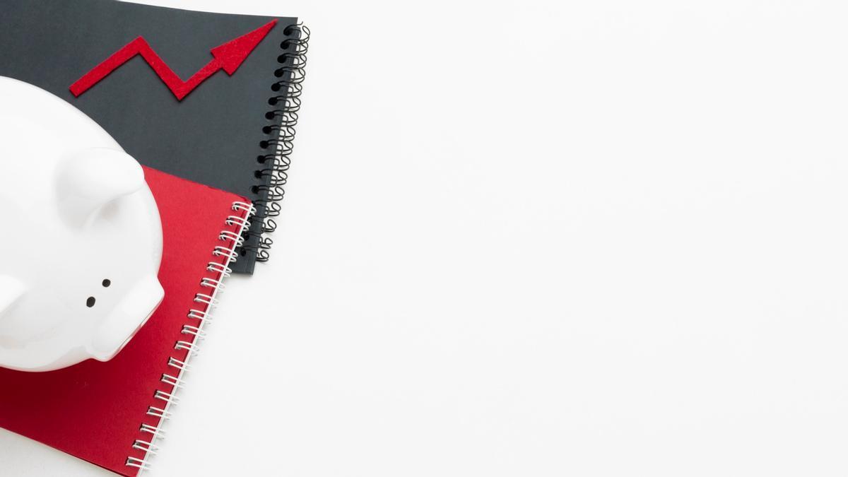 Una hucha lleno de dinero.