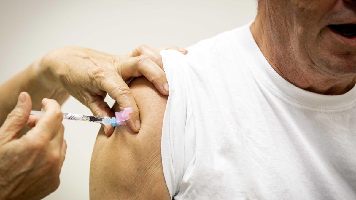 Un hombre recibe una vacuna contra la covid.
