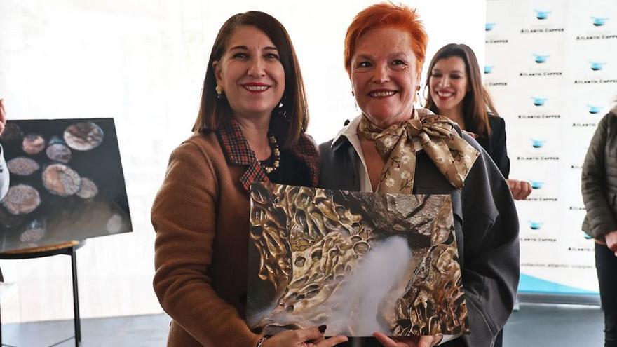 Langarika, a la derecha, con la fotografía premiada.