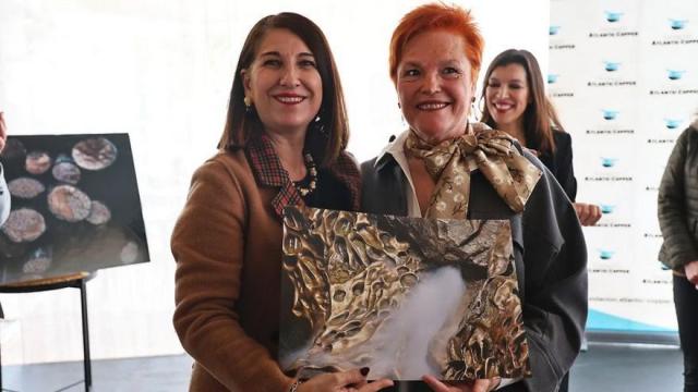 Langarika, a la derecha, con la fotografía premiada.