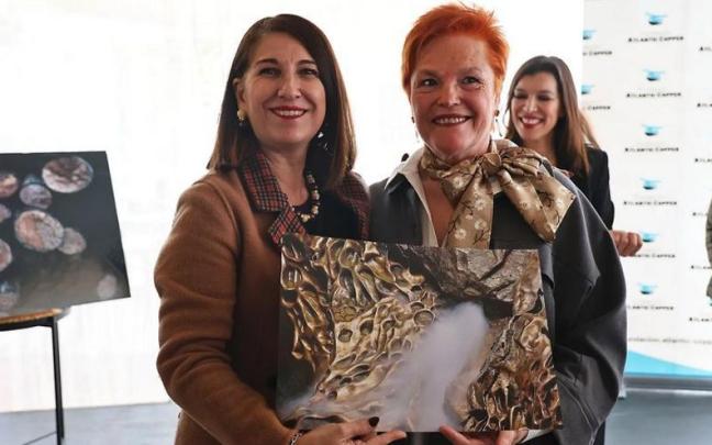 Langarika, a la derecha, con la fotografía premiada.