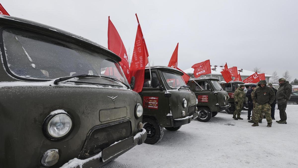 Soldados rusos junto a un convoy de ayuda humanitaria que ha partido de Moscú a Ucrania.