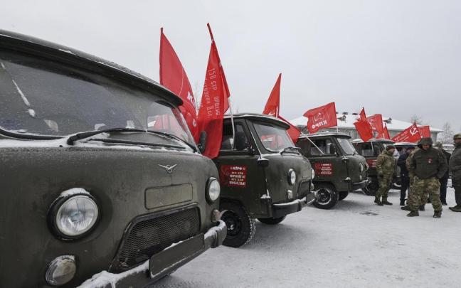 Soldados rusos junto a un convoy de ayuda humanitaria que ha partido de Moscú a Ucrania. Soldados rusos junto a un convoy de ayuda humanitaria que ha partido de Moscú a Ucrania.