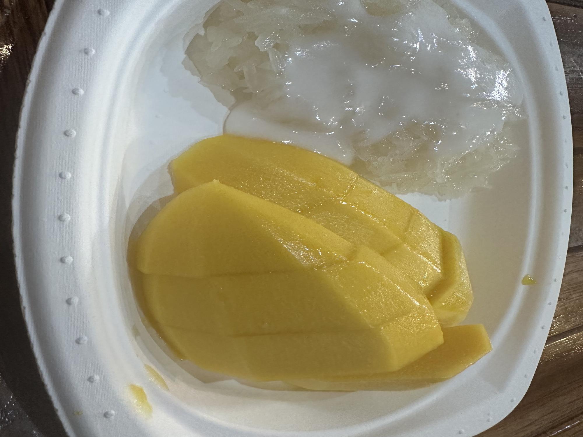 Khao Niew Mamuang o Mango sticky rice, un plato popular en Tailandia.