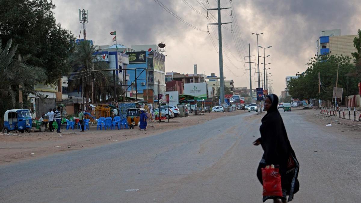 Una mujer pasea por una zona residencial de Jartum.