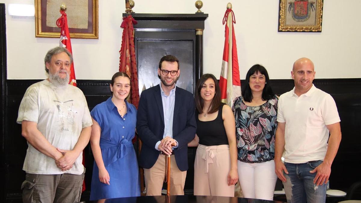 El alcalde de Orduña, Iker Santocildes, junto a su equipo de gobierno de EAJ-PNV