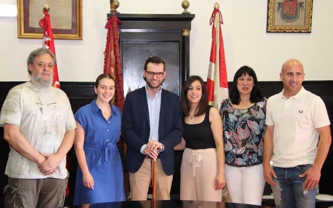 El alcalde de Orduña, Iker Santocildes, junto a su equipo de gobierno de EAJ-PNV