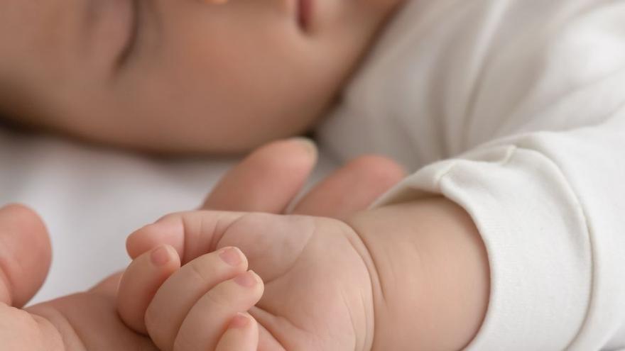 La madre adoptiva enviaba fotos de la niña a la madre biológica