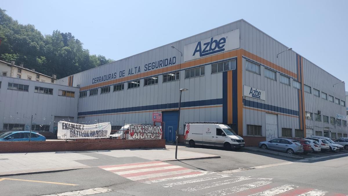 En la planta baja del edificio que acogió parte de la actividad de la empresa Azbe, se proyecta la nueva plaza cubierta.