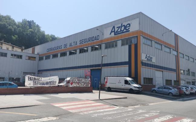 En la planta baja del edificio que acogió parte de la actividad de la empresa Azbe, se proyecta la nueva plaza cubierta.
