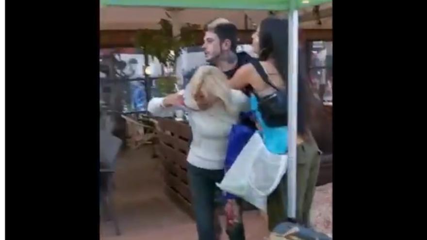 Vídeo difundido por Vox a través de Twitter | Denunciado el rapero Cecilio G y su pareja por agredir a la candidata de Vox en Lloret del Mar: "Dais asco".