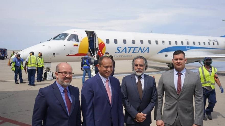 El ministro de Transportes de Venezuela, Ramón Celestino Velásquez Araguayán, recibe el primer vuelo de la empresa estatal colombiana Satena.