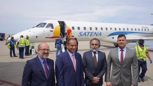El ministro de Transportes de Venezuela, Ramón Celestino Velásquez Araguayán, recibe el primer vuelo de la empresa estatal colombiana Satena.