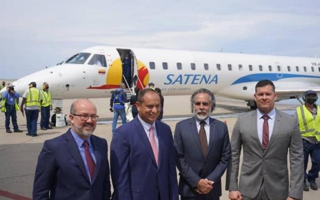 El ministro de Transportes de Venezuela, Ramón Celestino Velásquez Araguayán, recibe el primer vuelo de la empresa estatal colombiana Satena.