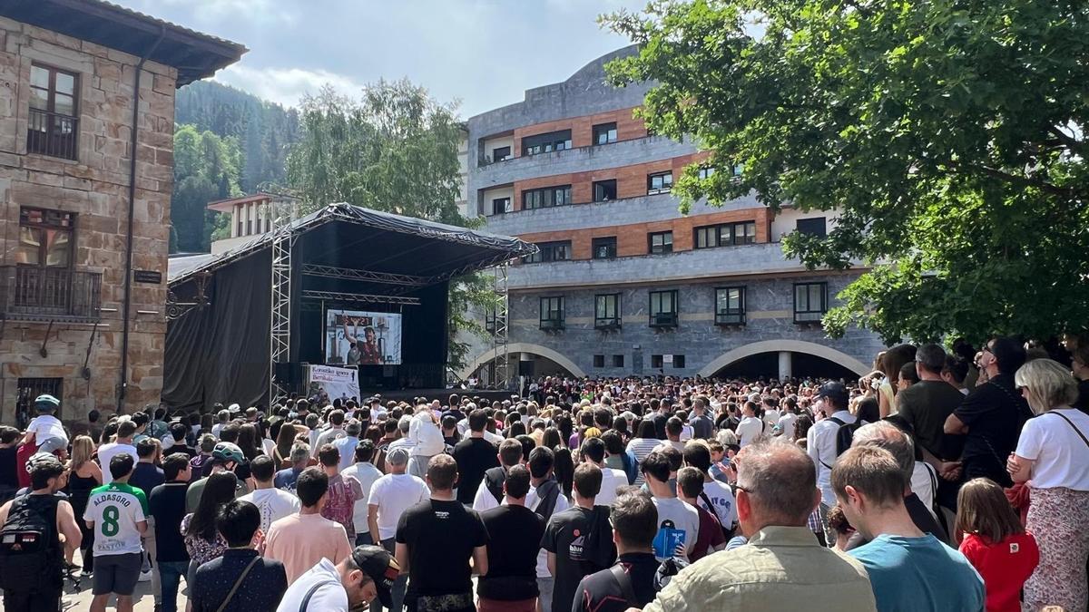 La plaza de Legazpi, abarrotada.