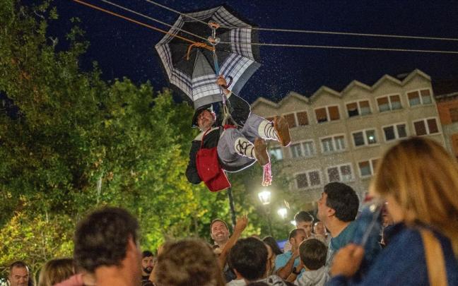La bajada de Morrillón es esperada con expectación por numeroso público en la plaza de Orduña