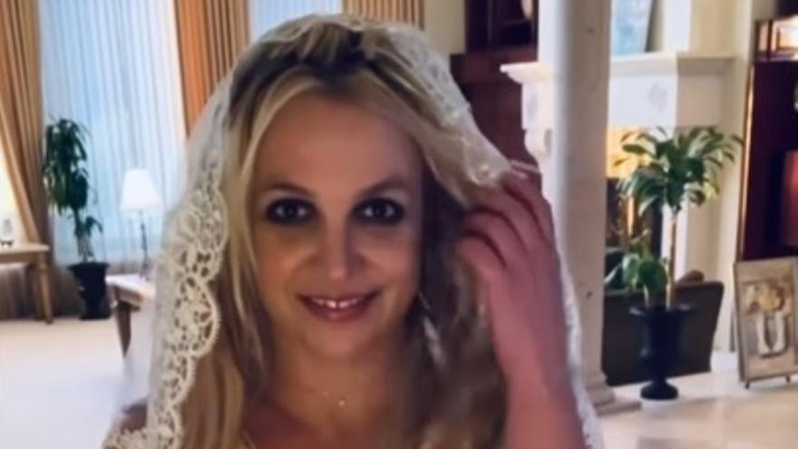 Britney Spears reivindica el amor propio y se casa consigo misma.