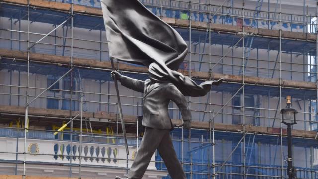 La estatua se encuentra a medio camino entre la plaza de Trafalgar y el palacio de Buckingham.