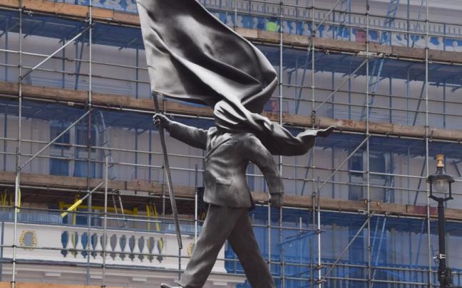 La estatua se encuentra a medio camino entre la plaza de Trafalgar y el palacio de Buckingham.