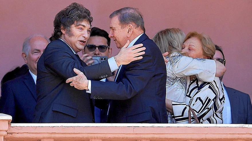 El presidente argentino, Javier Milei, a la izquierda, saluda efusivamente a Edmundo González en el balcón de la Casa Rosada. | FOTO: EFE