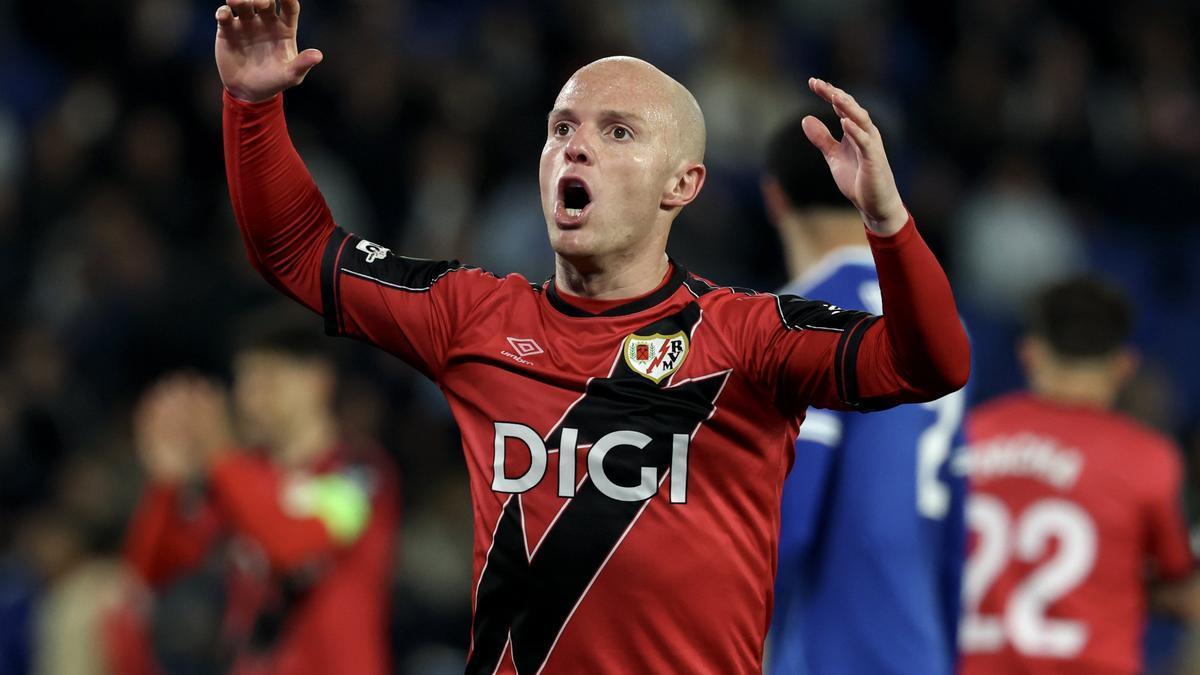 El jugador del Rayo Vallecano Isi Palazón, durante las semifinales de Conference League frente al Estrasburgo.