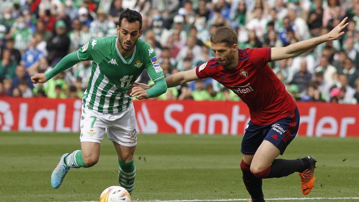 Juanmi Jiménez lucha por un ablón con Darko Brasanac en un partido contra Osasuna. / MANU GOMEZ