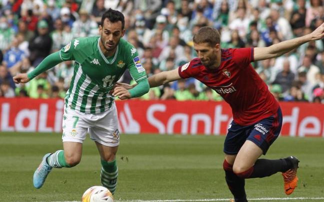 Juanmi Jiménez lucha por un ablón con Darko Brasanac en un partido contra Osasuna. / MANU GOMEZ