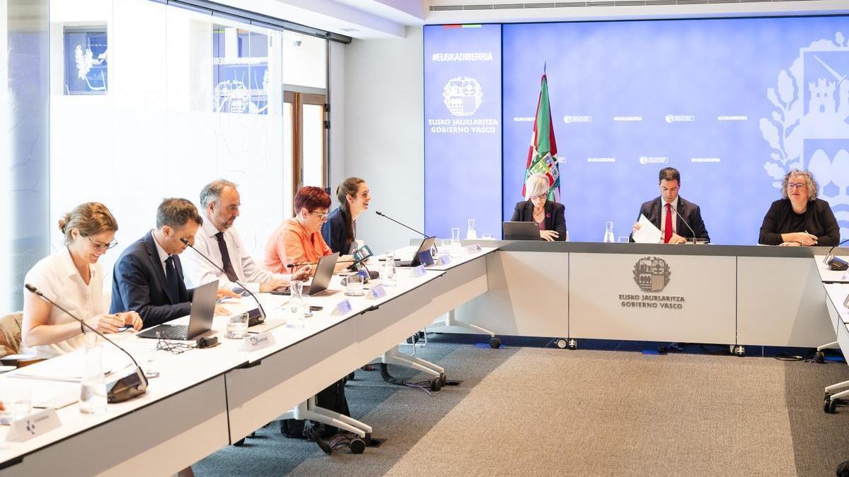 Reunión del Consejo de Dirección de Emakunde, presidida por el lehendakari, Imanol Pradales.