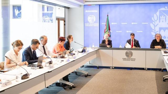 Reunión del Consejo de Dirección de Emakunde, presidida por el lehendakari, Imanol Pradales.