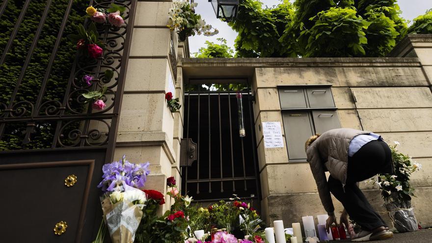 Una persona deposita flores a la entrada de la casa de Tina Turner.
