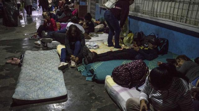 Familiares de presos venezolanos aguardan las excarcelaciones en las prisiones.