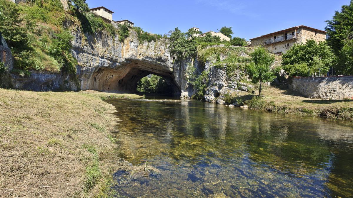 Otra perspectiva del puente natural sobre el río Nela.